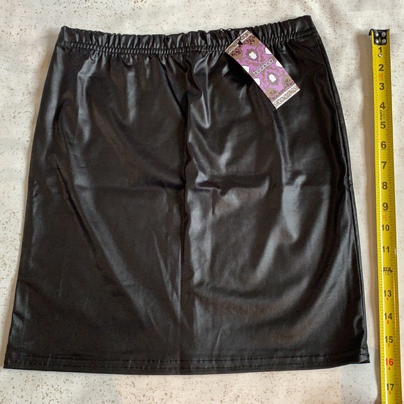 Boohoo wet look mini skirt - Picture 3 of 6